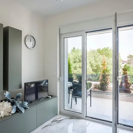 Valeri Luxury Stone Deluxe Apartment *